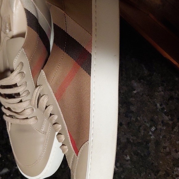 Burberry - Picture 7 of 7